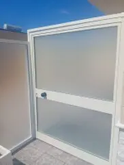 Installazione di infissi in alluminio a taglio termico ad alta efficienza energetica, progettati e montati a Copertino da Copertininfissi.